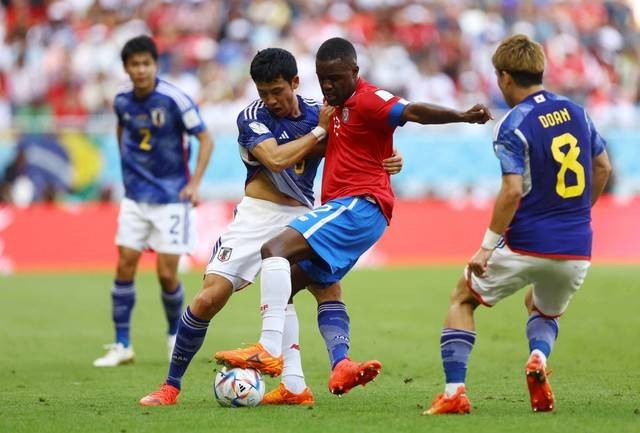 Pemain Jepang Yuki Soma duel dengan Oscar Duarte dari Kosta Rika pada pertandingan Piala Dunia Qatar 2022 Grup E di Stadion Ahmad Bin Ali, Al Rayyan, Qatar. Foto: Dylan Martinez/Reuters