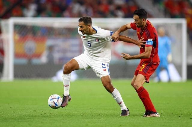Celso Borges dari Kosta Rika duel dengan Sergio Busquets dari Spanyol pada pertandingan Piala Dunia Qatar 2022 Grup E di Stadion Al Thumama, Doha, Qatar. Foto: Hannah McKay/Reuters