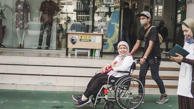 Firsty Ukhti Molyndi, seorang penyandang disabilitas berprestasi asal Palembang. Foto: Dok. Istimewa