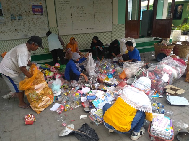 Warga Kampung Brajan sedang memilah sampah untuk dijual, Foto: Pribadi