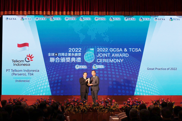 CEO Telin Taiwan, Kurnia Mareza Bachril, wakili Telkom menerima penghargaan Best Practice of 2022 pada malam penganugerahan Global Corporate Sustainability Awards 2022 di Taipei, Taiwan.