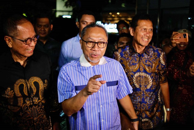 Ketua Umum PAN Zulkifli Hasan tiba untuk acara Dinner Koalisi Indonesia Bersatu (KIB) di Cikini, Jakarta, Rabu (30/11/2022). Foto: Jamal Ramadhan/kumparan