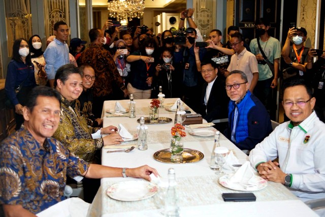 Ketum DPP Golkar Airlangga Hartarto bersama Ketum DPP PAN Zulkifli Hasan, dan Plt Ketum DPP PPP Mardiono bertemu di acara Dinner Koalisi Indonesia Bersatu (KIB) di Cikini, Menteng, Jakarta Pusat, Rabu (30/11/2022). Foto: Jamal Ramadhan/kumparan
