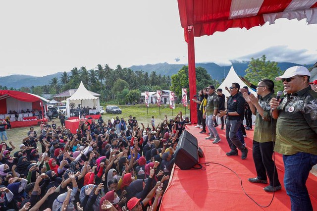 Ribuan warga berkumpul dan mendeklarasikan dukungan untuk Ganjar Pranowo di Desa Tulo, Kecamatan Dolo, Kabupaten Sigi, Sulawesi Tengah. Foto: Dok. Istimewa