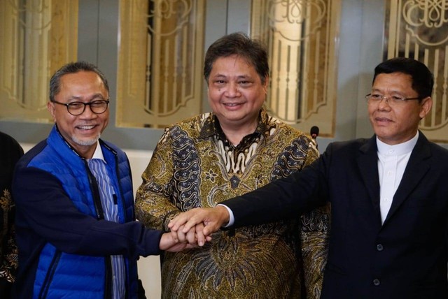 Jajaran ketua umum partai dalam koalisi KIB memberikan keterangan pers usai makan malam di Restoran Bungarampai, di Kawasan Menteng, Jakarta, Rabu (30/12/2022). Foto: Jamal Ramadhan/kumparan