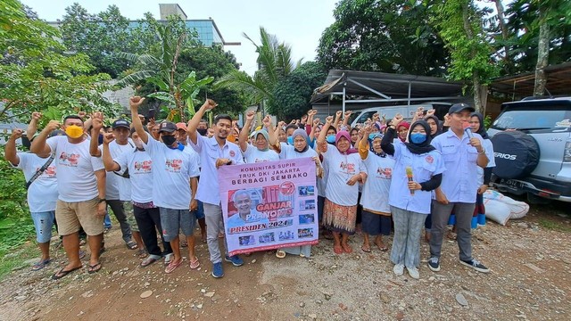 Relawan Komunitas Sopir DKI Jakarta menggelar deklarasi dukung Ganjar di Pool PT Mahardika Sentosa Tangerang Selatan, Banten, Rabu (30/11/2022). Foto: Dok. Istimewa