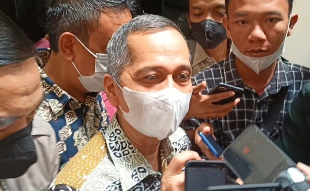 Rektor nonaktif Unila, Karomani saat diwawancarai usai memberikan kesaksian dalam sidang perkara suap penerimaan mahasiswa baru Unila dengan terdakwa Andi Desfiandi. | Foto : Galih Prihantoro/Lampung Geh