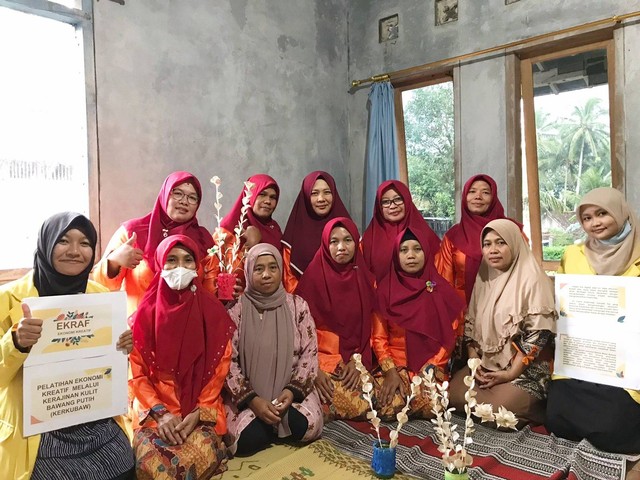 Mahasiswa UNNES Giat 3 bersama ibu-ibu PKK Dusun Kwangsan setelah pelaksanaan pelatihan ekonomi kreatif kerajinan kulit bawang putih, (27/11/22) (Sumber : Dokumentasi UNNES GIAT 3 Desa Ketapang).