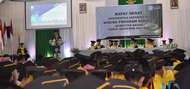 Penjabat (Pj.) Bupati Anang Dirjo, menghadiri wisuda Universitas Antakusuma (Untama) tahun akademik 2021/2022. Foto: Prokom