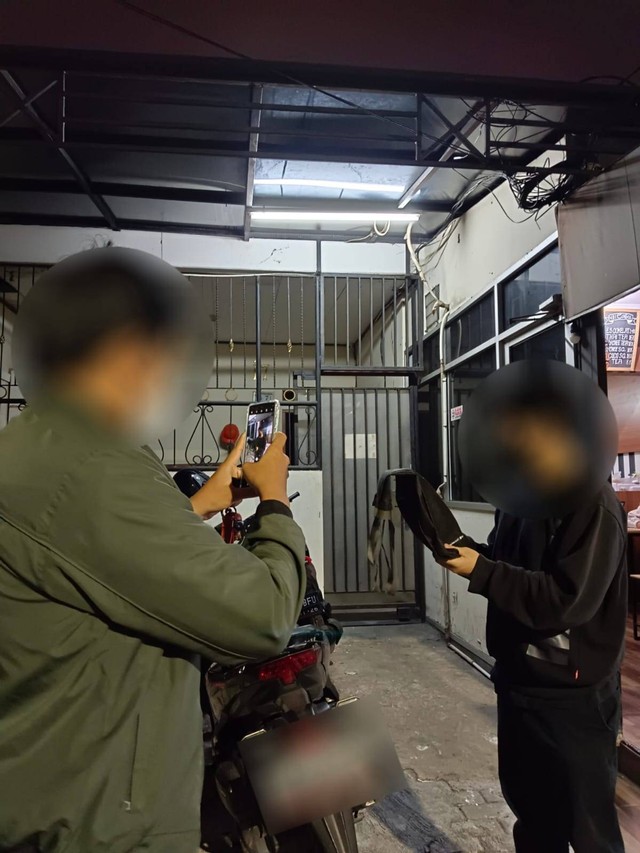Foto kurir mengambil foto tanpa izin