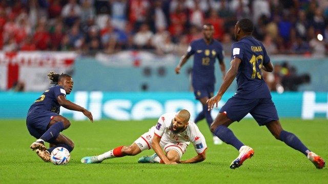 Pemain Timnas Prancis Eduardo Camavinga berebut bola dengan pemain Timnas Tunisia Aissa Laidouni pada pertandingan Grup D Piala Dunia 2022 Qatar di Education City Stadium, Al Rayyan, Qatar. Foto: Hannah McKay/REUTERS