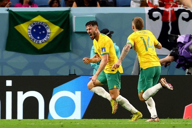 Selebras pemain Timnas Australia Mathew Leckie mencetak gol ke gawang Timnas Denmark pada pertandingan Grup D Piala Dunia 2022 Qatar di Stadion Al Janoub, Al Wakrah, Qatar.
Foto: Bernadett Szabo/REUTERS