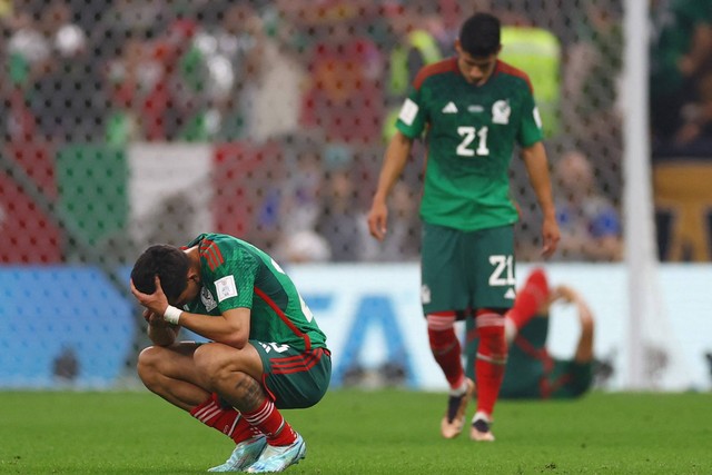 Pemain Timnas Meksiko terlihat sedih usai laga melawan Timnas Arab Saudi setelah gagal lolos ke babak 16 Piala Dunia 2022 Qatar di Stadion Lusail, Lusail, Qatar. Foto: Kai Pfaffenbach/REUTERS
