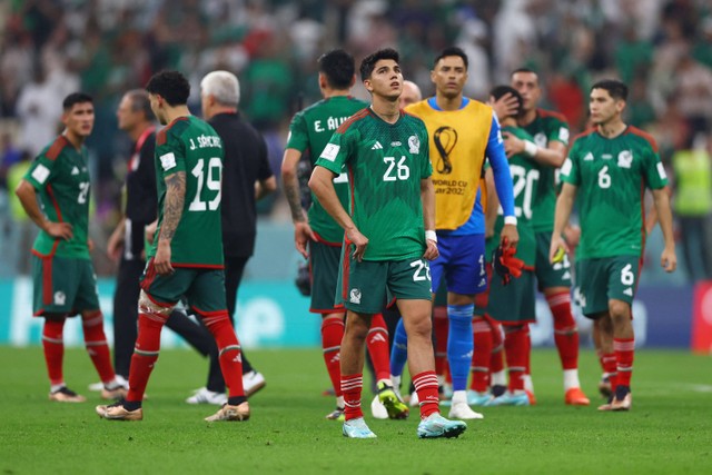 Pemain Timnas Meksiko terlihat sedih usai laga melawan Timnas Arab Saudi setelah gagal lolos ke babak 16 Piala Dunia 2022 Qatar di Stadion Lusail, Lusail, Qatar. Foto: Matthew Childs/REUTERS