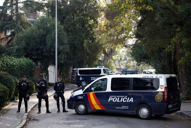 Polisi berjaga usai usai ledakan di Kedubes Ukraina di Madrid, Spanyol. Foto: Juan Medina/REUTERS