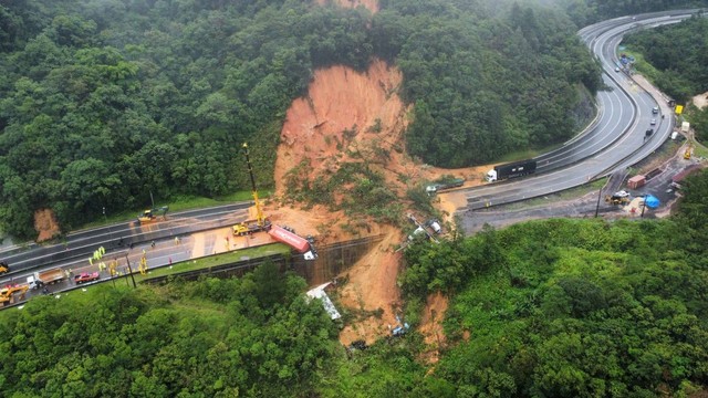 Tanah longsor di jalan federal BR-376 setelah hujan lebat di Guaratuba, di negara bagian Parana, Brasil. Foto: REUTERS