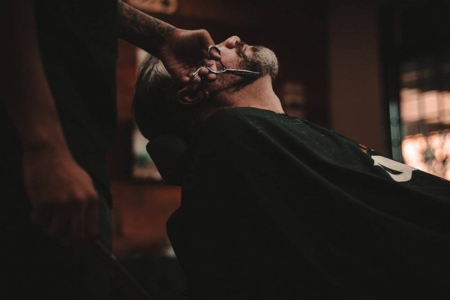 Ilustrasi Alat untuk Mencukur Rambut Pelanggan, Foto:Unsplash