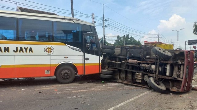 Fakta Pembunuhan, Bus Tabrak Truk, Tersambar Petir