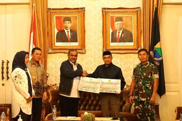 Bupati Karimun Aunur Rafiq menyerahkan langsung bantuan tersebut ke Pemkab Cianjur. (Foto: Istimewa)