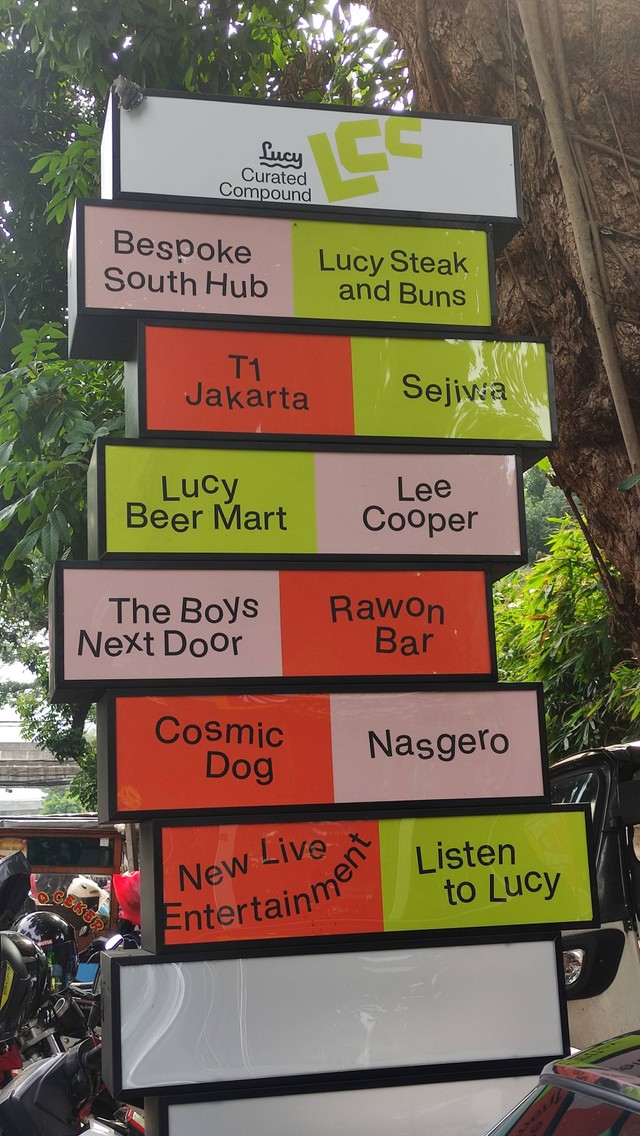 Penanda tempat nongkrong baru Lucy Curated Compound di pinggir Jalan Adityawarman, Jakarta Selatan yang baru saja diresmikan, Rabu, (30/11/22). Foto: Riad Nur Hikmah/kumparan