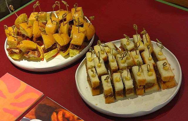 Dua hidangan buns, yaitu menchi katsu sando dan nashiville fried chicken burger di Lucy Steak and Buns yang berada pada lantai satu area Lucy Curated Compound. Foto: Riad Nur Hikmah/kumparan
