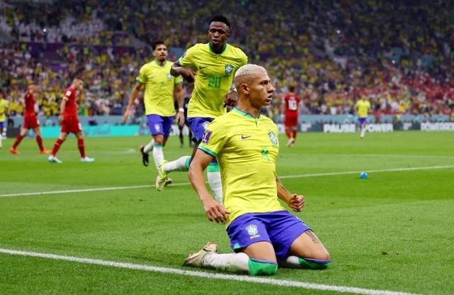 Richarlison dari Brasil merayakan gol kedua mereka saat melawan Serbia pada pertandingan Piala Dunia Qatar 2022 Grup G di Stadion Lusail, Lusail, Qatar. Foto: Kai Pfaffenbach/Reuters