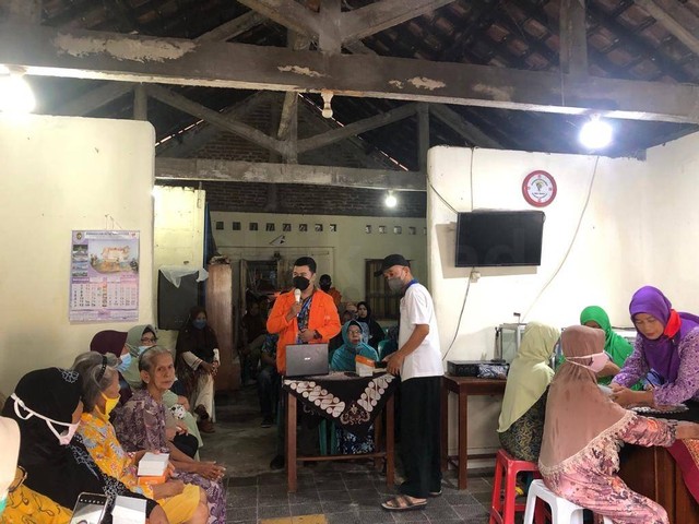 Mahasiswa KKN Universitas Ahmad Dahlan (UAD) Adakan Edukasi Lingkungan Hidup bagi Lansia di Notoprajan, Ngampilan, Yogyakarta (Foto: Istimewa)