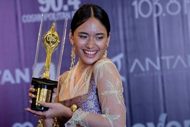 Arawinda Kirana berpose setelah mendapatkan penghargaan Aktris Terbaik dalam Festival Film Indonesia di Jakarta Convention Center, Jakarta, Rabu (10/11/2021). Foto: Aditya Pradana Putra/ANTARA FOTO
