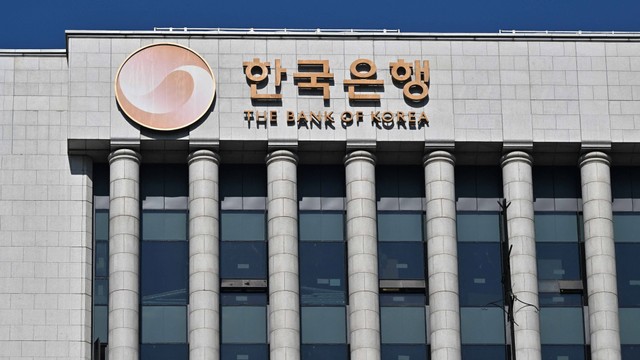 Logo Bank of Korea terlihat di gedung kantor pusatnya di Seoul pada 12 Oktober 2022. Foto: Jung Yeon-je/AFP