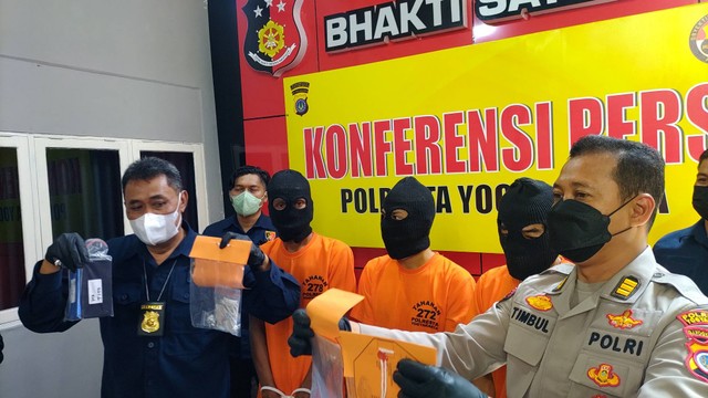 Polresta Yogyakarta meringkus 3 tersangka kasus narkoba, Kamis (1/12). Foto: Arfiansyah Panji/kumparan