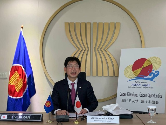 Penyerahan surat mandat Duta Besar Luar Biasa dan Berkuasa Penuh Jepang untuk ASEAN yang baru, Kiya Masahiko, kepada Sekretaris Jenderal ASEAN, Lim Jock Hoi, di Sekretariat ASEAN di Jakarta pada Kamis (1/12). Dok: Jemima Shalimar/kumparan.
