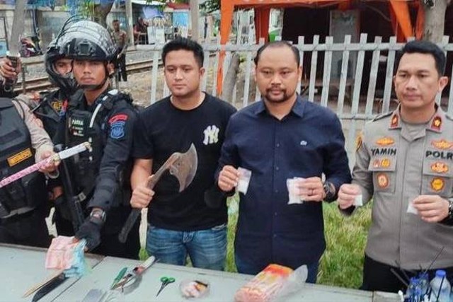 Proses penangkapan terduga pelaku penyalahgunaan narkoba dalam penggrebekan yang dilakukan Polres Metro Jakarta Utara, Rabu (30/11/2022). Foto: Dok. Istimewa