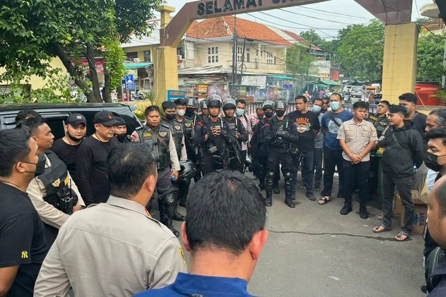 Proses penangkapan terduga pelaku penyalahgunaan narkoba dalam penggrebekan yang dilakukan Polres Metro Jakarta Utara, Rabu (30/11/2022). Foto: Dok. Istimewa