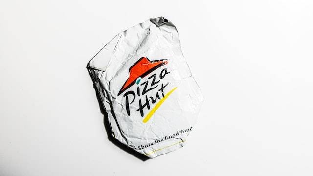 Ilustrasi daftar menu Pizza Hut dan harganya bulan Desember 2022. Foto: Unsplash/Mishaal Zahed