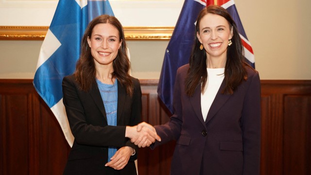 Perdana Menteri Finlandia Sanna Marin (kiri) berjabat tangan dengan Perdana Menteri Selandia Baru Jacinda Ardern selama pertemuan bilateral di Auckland, Selandia Baru, Rabu (30/11/2022). Foto: Diego Opatowski/AFP