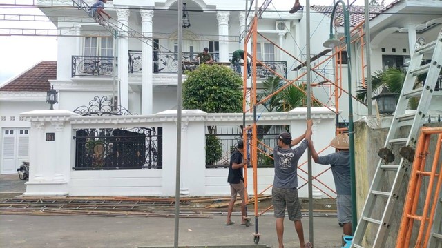 Jelang pernikahan Kaesang-Erina, tenda tampak mulai terpasang di depan kediaman Erina di Purwosari RT 03/RW 59, Sinduadi, Kecamatan Mlati, Kabupaten Sleman, Kamis (1/12). Foto: Arfiansyah Panji/kumparan