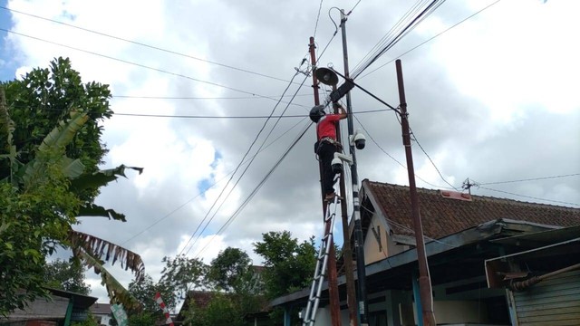 CCTV tampak mulai terpasang di sekitar kediaman Erina di Purwosari, Sinduadi, Kecamatan Mlati, Kabupaten Sleman menjelang pernikahan Kaesang Erina, Kamis (1/12). Foto: Arfiansyah Panji/kumparan