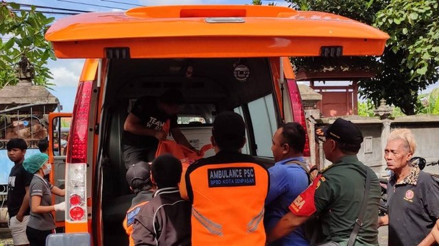 Evakuasi mayat pelaku bunuh di Badung, Bali - IST