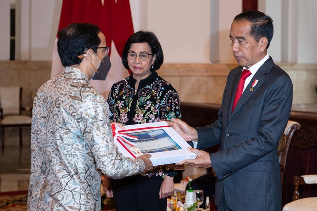 Presiden Joko Widodo didampingi Menteri Keuangan Sri Mulyani menyerahkan DIPA dan Buku Daftar Alokasi Transfer ke Daerah Tahun Anggaran 2023 kepada Mendikbud dan Ristek Nadiem Makarim di Istana Negara, Jakarta, Kamis (1/12/2022). Foto: Sigid Kurniawan/ANTARA FOTO