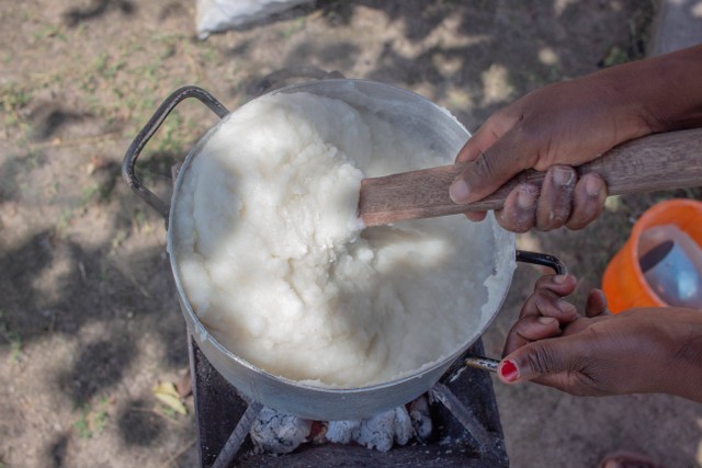 Ilustrasi cara memasak fufu, makanan khas Afrika Barat terbuat dari singkong yang sedang viral di TikTok. Foto: Ivan Bruno de M/Shutterstock