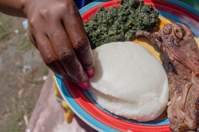 Ilustrasi fufu, makanan khas Afrika Barat terbuat dari singkong yang sedang viral di TikTok. Foto: Ivan Bruno de M/Shutterstock