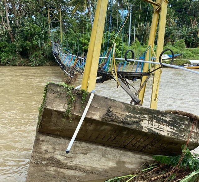 Kondisi jembaran Pitulua di Kolaka Utara saat ambruk tersapu aliran sungai. Foto: Lukman Budianto/kendarinesia