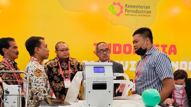 Foto ventilator R-03 bersama Bapak H.E. Suryo Pratomo, Bapak Solehan, perwakilan PT Stechoq Robotika Indonesia, dan perwakilan Kemenperin lainnya (sumber foto: pribadi/penulis)