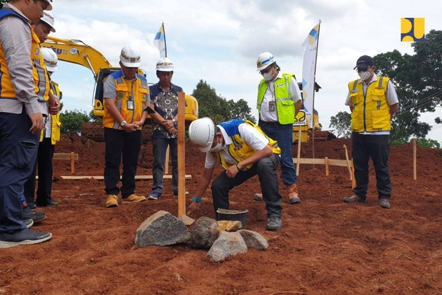 Peletakan batu pertama yang menanfai pembangunan rumah khusus untuk korban gempa. Foto: Dok. PUPR