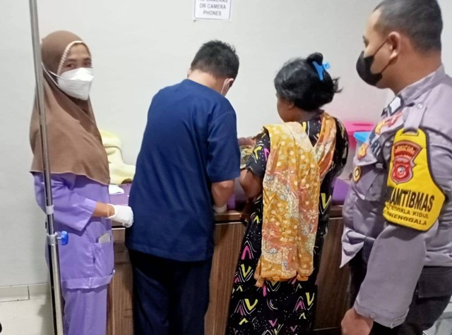 Tenaga medis menangani bay yang ditemukan warga di pinggir sungai termasuk Kecamatan Kapetakan Kabupaten Cirebon Jawa Barat.(Juan)