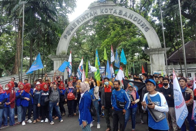 Demo buruh tuntut kenaikan UMK Kota Bandung, Kamis (1/12/2022). Foto: Arif Syamsul Ma'arif/kumparan