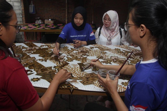Aktivitas kunjungan dan pelatihan ibu-ibu PKK Kota Batu. Membuat Batik tulis di Kampung Wisata Batik Tulis Desa Sejahtera Astra dan Anjanie Batik Galeri, Jumat (25/11/2022), di Desa Bumiaji, Kecamatan Bumiaji, Kota Batu. Foto/Rubianto
