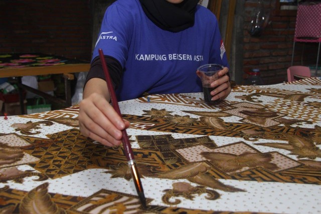 Membuat Batik tulis di Kampung Wisata Batik Tulis Desa Sejahtera Astra dan Anjanie Batik Galeri, Jumat (25/11/2022), di Desa Bumiaji, Kecamatan Bumiaji, Kota Batu. Foto/Rubianto