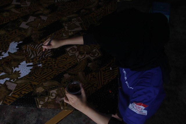 Membuat Batik tulis di Kampung Wisata Batik Tulis Desa Sejahtera Astra dan Anjanie Batik Galeri, Jumat (25/11/2022) di Desa Bumiaji, Kecamatan Bumiaji, Kota Batu. Foto/Rubianto