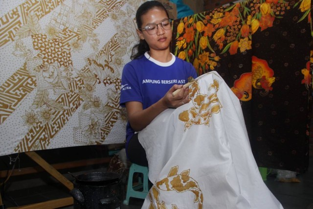 Membuat Batik tulis di Kampung Wisata Batik Tulis desa Sejahtra Astra dan Anjanie Batik Galeri, Jumat (25/11/2022) di Desa Bumiaji Kecamatan Bumiaji Kota Batu. Foto/Rubianto